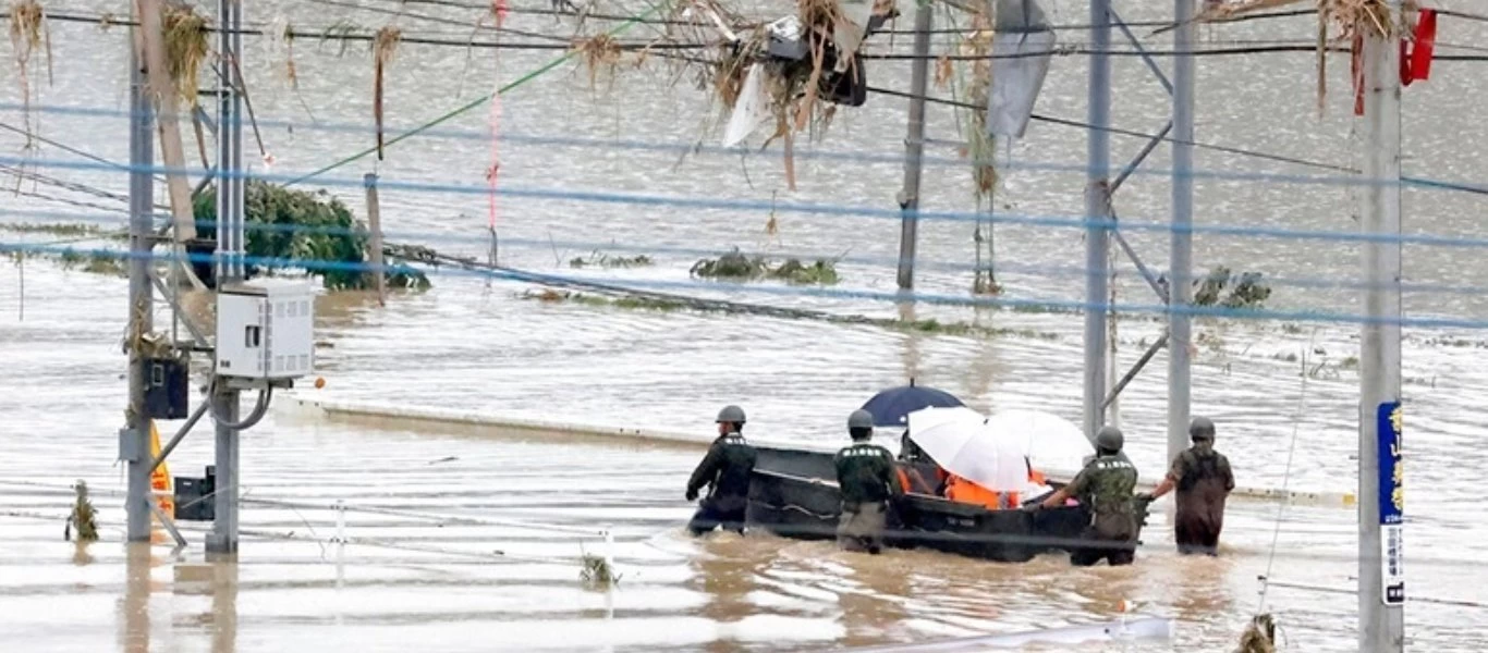 Ισχυρές βροχοπτώσεις στην Ιαπωνία - Πάνω από 120 χιλιάδες πολίτες εγκατέλειψαν τα σπίτια τους